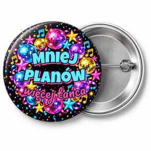 Przypinka Mniej Planów Więcej Tańca: przypinka na Sylwestra z napisem Mniej planów więcej tańca – przód i aluminiowy tył z agrafką