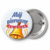 Przypinka Mój Pierwszy Dzwonek Kredkowy Dzwonek: przypinka na pasowanie pierwszoklasisty z napisem Mój pierwszy dzwonek – przód i aluminiowy tył z agrafką
