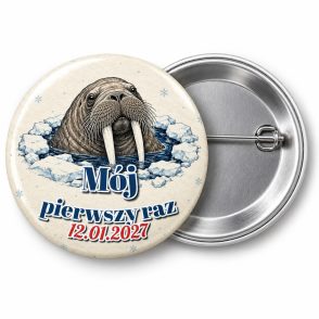 Przypinka Mój Pierwszy Raz z Datą: przypinka dla morsów z napisem Mój pierwszy raz oraz polem data (np. 12.01.2027) – przód i aluminiowy tył z agrafką