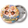 Przypinka Moja Grupa Jest Super Wiwatujące Dzieci: przypinka na pasowanie na przedszkolaka z napisem Moja grupa jest super! – przód i aluminiowy tył z agrafką