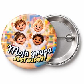 Przypinka Moja Grupa Jest Super Wiwatujące Dzieci: przypinka na pasowanie na przedszkolaka z napisem Moja grupa jest super! – przód i aluminiowy tył z agrafką