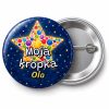 Przypinka Moja Kropka Gwiazdka: przypinka na Dzień Kropki z napisem Moja kropka oraz polem imię (np. Ola) – przód i aluminiowy tył z agrafką
