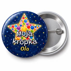 Przypinka Moja Kropka Gwiazdka: przypinka na Dzień Kropki z napisem Moja kropka oraz polem imię (np. Ola) – przód i aluminiowy tył z agrafką