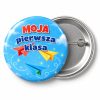 Przypinka Moja Pierwsza Klasa Papierowe Samoloty: przypinka na pasowanie pierwszoklasisty z napisem Moja pierwsza klasa – przód i aluminiowy tył z agrafką