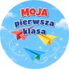 Wzór: Przypinka Moja Pierwsza Klasa Papierowe Samoloty – grafika z napisem Moja pierwsza klasa