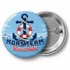 Przypinka Mors Team Kotwica: przypinka dla morsów z napisem Mors Team oraz polem nazwa klubu (np. Nazwa klubu) – przód i aluminiowy tył z agrafką