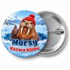 Przypinka Morsy Mors w Czapce: przypinka dla morsów z napisem Morsy oraz polem nazwa klubu (np. Nazwa klubu) – przód i aluminiowy tył z agrafką