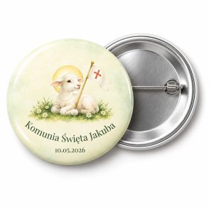 Przypinka na Komunię: biały baranek z aureolą i chorągiewką na zielonej łące, napis Komunia Święta Jakuba – przód i aluminiowy tył z agrafką