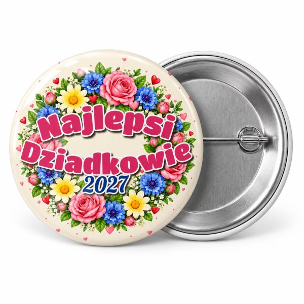 Przypinka Najlepsi Dziadkowie w Wianku: przypinka na Dzień Babci i Dziadka z napisem Najlepsi Dziadkowie oraz polem rok (np. 2027) – przód i aluminiowy tył z agrafką