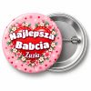 Przypinka Najlepsza Babcia na Serduszku: przypinka na Dzień Babci i Dziadka z napisem Najlepsza Babcia oraz polem imię (np. Zuzia) – przód i aluminiowy tył z agrafką