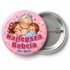Przypinka Najlepsza Babcia z Wnukami: przypinka na Dzień Babci i Dziadka z napisem Najlepsza Babcia oraz polem imiona wnuków (np. Ola i Tymek) – przód i aluminiowy tył z agrafką
