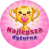 Wzór: Przypinka Najlepsza Dyżurna Puchar – kolorowa grafika z napisem Najlepsza dyżurna