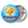 Przypinka Najlepszy Dyżurny Puchar: przypinka dla dyżurnego z napisem Najlepszy dyżurny – przód i aluminiowy tył z agrafką