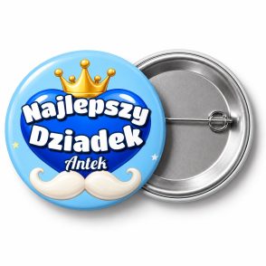 Przypinka Najlepszy Dziadek na Serduszku: przypinka na Dzień Babci i Dziadka z napisem Najlepszy Dziadek oraz polem imię (np. Antek) – przód i aluminiowy tył z agrafką