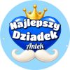 Wzór: Przypinka Najlepszy Dziadek na Serduszku – napis Najlepszy Dziadek i pole imię na pastelowej grafice