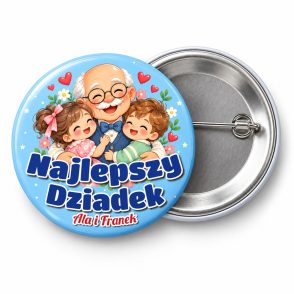 Przypinka Najlepszy Dziadek z Wnukami: przypinka na Dzień Babci i Dziadka z napisem Najlepszy Dziadek oraz polem imiona wnuków (np. Ala i Franek) – przód i aluminiowy tył z agrafką