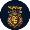 Wzór: Przypinka Najlepszy Kawaler Lew w Koronie – grafika z napisem Najlepszy kawaler