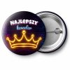 Przypinka Najlepszy Kawaler Neonowa Korona: przypinka na wieczór kawalerski z napisem Najlepszy kawaler – przód i aluminiowy tył z agrafką