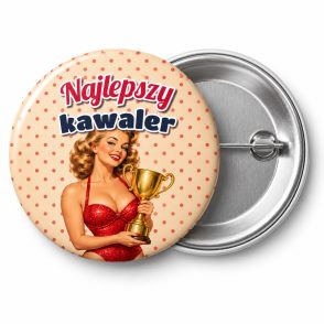 Przypinka Najlepszy Kawaler Pin-up z Pucharem: przypinka na wieczór kawalerski z napisem Najlepszy kawaler – przód i aluminiowy tył z agrafką