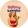 Wzór: Przypinka Najlepszy Kawaler Pin-up z Pucharem – grafika z napisem Najlepszy kawaler
