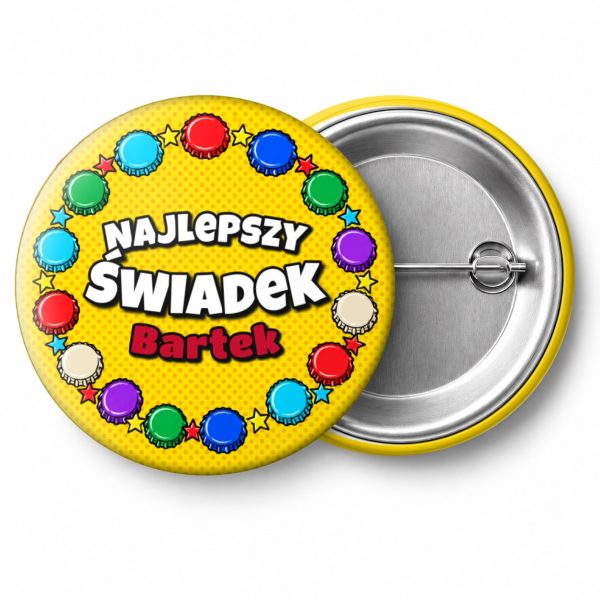 Przypinka Najlepszy Świadek z Imieniem Wieniec Kapsli: przypinka na wieczór kawalerski z napisem Najlepszy Świadek oraz polem imię (np. Bartek) – przód i aluminiowy tył z agrafką
