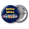 Przypinka Nasza Klasa to Gwiazdy: przypinka na pasowanie pierwszoklasisty z napisem Nasza klasa to gwiazdy! – przód i aluminiowy tył z agrafką