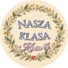 Wzór: Przypinka Nasza Klasa Zielony Wianek – napis Nasza klasa i pole klasa na eleganckiej grafice