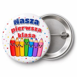Przypinka Nasza Pierwsza Klasa Kredki w Rzędzie: przypinka na pasowanie pierwszoklasisty z napisem Nasza pierwsza klasa – przód i aluminiowy tył z agrafką