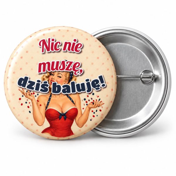 Przypinka Nic Nie Muszę Dziś Baluję Pin-up z Konfetti: przypinka na wieczór kawalerski z napisem Nic nie muszę, dziś baluję! – przód i aluminiowy tył z agrafką