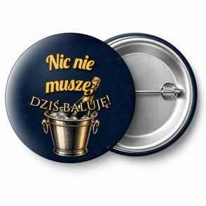 Przypinka Nic Nie Muszę Dziś Baluję Szampan w Kubełku: przypinka na wieczór kawalerski z napisem Nic nie muszę, dziś baluję! – przód i aluminiowy tył z agrafką