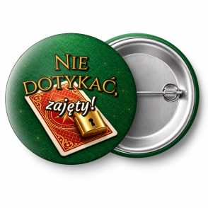Przypinka Nie Dotykać Zajęty Karta z Kłódką: przypinka na wieczór kawalerski z napisem Nie dotykać, zajęty! – przód i aluminiowy tył z agrafką