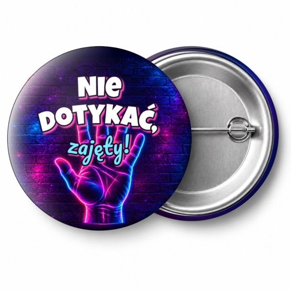 Przypinka Nie Dotykać Zajęty Neonowa Dłoń: przypinka na wieczór kawalerski z napisem Nie dotykać, zajęty! – przód i aluminiowy tył z agrafką