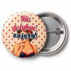 Przypinka Nie Dotykać Zajęty Pin-up z Palcem na Ustach: przypinka na wieczór kawalerski z napisem Nie dotykać, zajęty! – przód i aluminiowy tył z agrafką