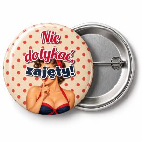 Przypinka Nie Dotykać Zajęty Pin-up z Palcem na Ustach: przypinka na wieczór kawalerski z napisem Nie dotykać, zajęty! – przód i aluminiowy tył z agrafką