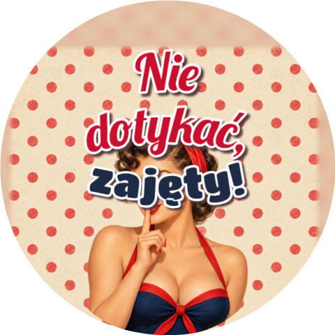 Wzór: Przypinka Nie Dotykać Zajęty Pin-up z Palcem na Ustach – grafika z napisem Nie dotykać, zajęty!