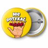 Przypinka Nie Dotykać Zajęty Ręka Stop z Obrączką: przypinka na wieczór kawalerski z napisem Nie dotykać, zajęty! – przód i aluminiowy tył z agrafką