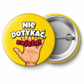Przypinka Nie Dotykać Zajęty Ręka Stop z Obrączką: przypinka na wieczór kawalerski z napisem Nie dotykać, zajęty! – przód i aluminiowy tył z agrafką
