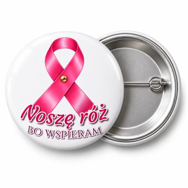 Przypinka Noszę Róż bo Wspieram: przypinka na Różowy Październik z napisem Noszę róż bo wspieram – przód i aluminiowy tył z agrafką