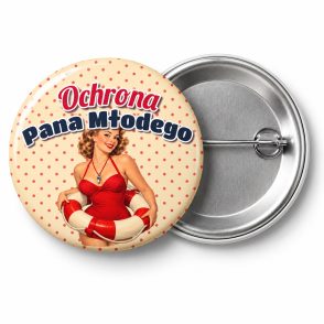 Przypinka Ochrona Pana Młodego Pin-up Ratowniczka: przypinka na wieczór kawalerski z napisem Ochrona Pana Młodego – przód i aluminiowy tył z agrafką