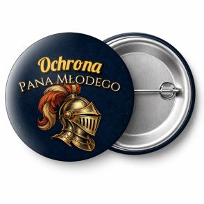 Przypinka Ochrona Pana Młodego Rycerski Hełm: przypinka na wieczór kawalerski z napisem Ochrona Pana Młodego – przód i aluminiowy tył z agrafką