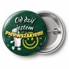 Przypinka Od Dziś Jestem Pierwszakiem Uśmiechnięta Kreda: przypinka na pasowanie pierwszoklasisty z napisem Od dziś jestem pierwszakiem! – przód i aluminiowy tył z agrafką
