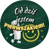 Wzór: Przypinka Od Dziś Jestem Pierwszakiem Uśmiechnięta Kreda – grafika z napisem Od dziś jestem pierwszakiem!