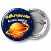 Przypinka Odkrywam Kosmos Wiedzy Planeta z Pierścieniem: przypinka na pasowanie pierwszoklasisty z napisem Odkrywam kosmos wiedzy – przód i aluminiowy tył z agrafką