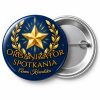 Przypinka Organizator Spotkania: przypinka na spotkanie klasowe z napisem Organizator spotkania oraz polem imię i nazwisko (np. Anna Kowalska) – przód i aluminiowy tył z agrafką