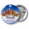 Przypinka Orszak Rusza: przypinka na Orszak Trzech Króli z napisem Orszak rusza! – przód i aluminiowy tył z agrafką