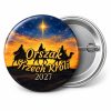 Przypinka Orszak Trzech Króli 2027 Karawana o Zmierzchu: przypinka na Orszak Trzech Króli z napisem Orszak Trzech Króli oraz polem rok (np. 2027) – przód i aluminiowy tył z agrafką