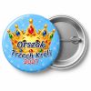 Przypinka Orszak Trzech Króli 2027 Wesoła Korona: przypinka na Orszak Trzech Króli z napisem Orszak Trzech Króli oraz polem rok (np. 2027) – przód i aluminiowy tył z agrafką