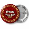 Przypinka Orszak Trzech Króli 2027 Złoty Wieniec: przypinka na Orszak Trzech Króli z napisem Orszak Trzech Króli oraz polem rok (np. 2027) – przód i aluminiowy tył z agrafką