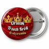 Przypinka Orszak Trzech Króli 6 Stycznia Trzy Złote Korony: przypinka na Orszak Trzech Króli z napisem Orszak Trzech Króli oraz polem data (np. 6 stycznia) – przód i aluminiowy tył z agrafką