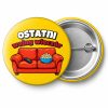 Przypinka Ostatni Wolny Wieczór Kanapa i Pilot: przypinka na wieczór kawalerski z napisem Ostatni wolny wieczór – przód i aluminiowy tył z agrafką